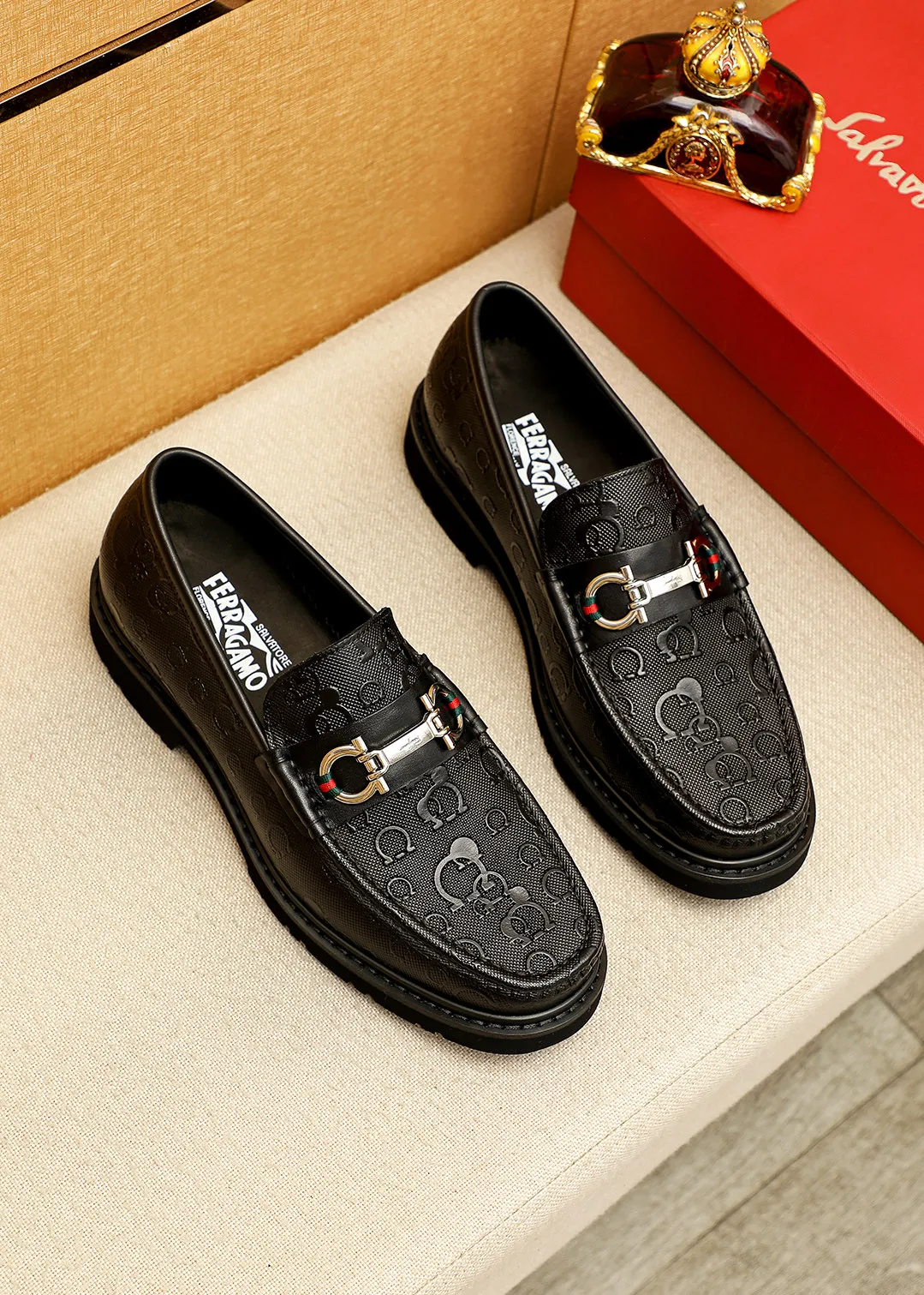Men's shoes 💰520 💐 Product trademark: Ferragamo "Ferragamo" casual leather shoes Regular size: 38-44 (45.46🉑️customized) Product materials: Selected imported first-layer calfskin embossed upper + original hardware buckle, imported water-dyed cow leather lining. Strong three-dimensional visual effect, original outsole color: 1⃣️color optional